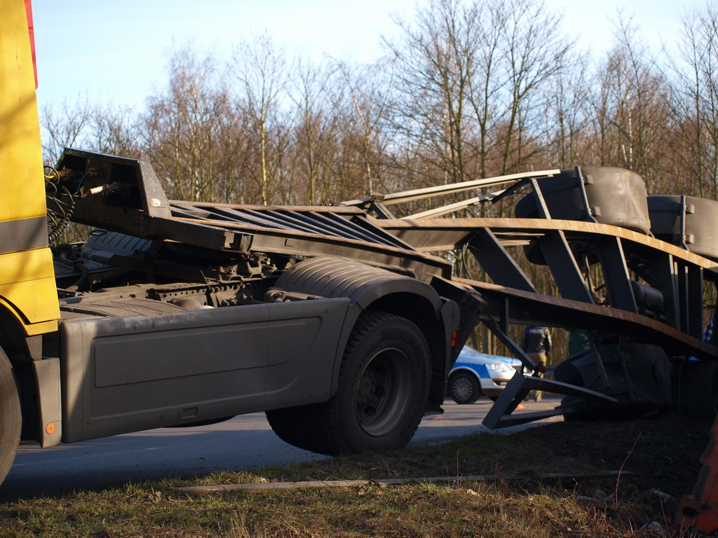 LKW verliert Container Koeln Niehler Ei P034.JPG